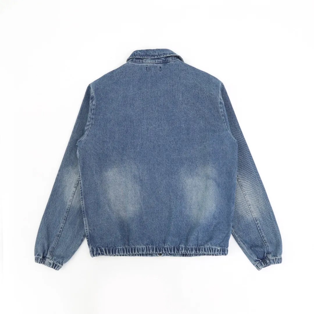 P350 #R17 Ralph Lauren unisex denim jacket with zipper and small label. The classic jacket style, neat lines outline a generous outline, and the short and slim design can quietly lengthen the leg lines visually, instantly achieving the stunning effect of making you taller and slimmer, helping you easily create enviable long legs. The practical pockets on both sides of the front body can not only store mobile phones and keys easily, but also cleverly add a bit of casualness to the overall shape, perfectly blending fashion and practicality. Moreover, the fabric has been specially treated to be soft and wear-resistant, and the comfort level is straight forward. In terms of matching, you can wear it as you like. Pair it with a simple white T-shirt, straight jeans and sneakers on the lower body. It is easy to control the looseness when going out on the street every day. If you wear it with leather boots and a floral skirt, you can create a romantic feeling of western style. I really love it, so it’s not a waste to buy it! Color: Washed Blue Size: S-XL S: Bust 118 Length 70 Sleeve Length 68 Shoulder Width 50 M: Bust 122 Length 72 Sleeve Length 69 Shoulder Width 51 L: Bust 126 Length 74 Sleeve Length 70 Shoulder Width 52 XL: Bust 130 Length 76 Sleeve Length 71 Shoulder Width 53
